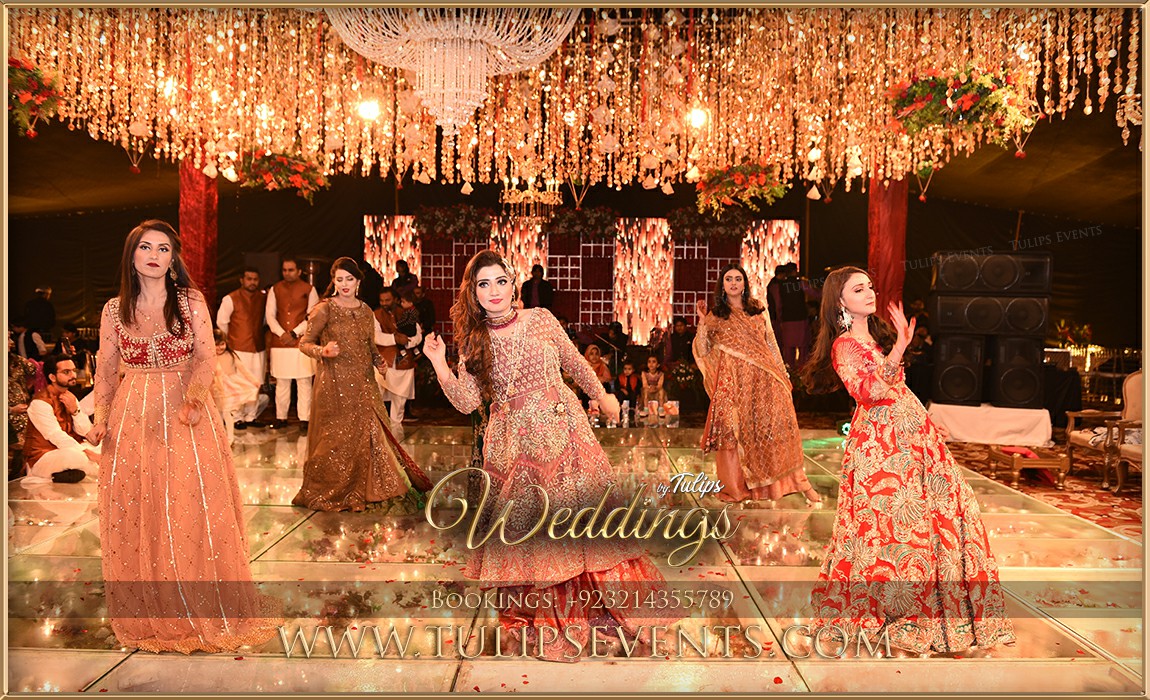 Amazing Pakistani wedding Mehndi stage decoration ideas (13)