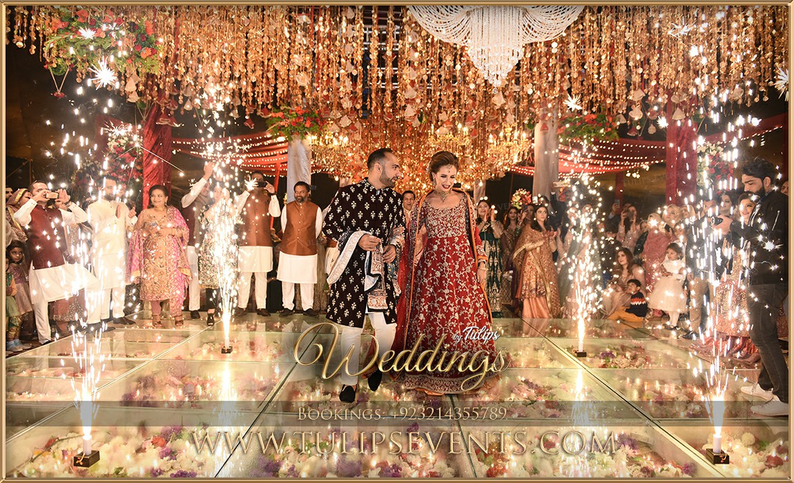 Amazing Pakistani wedding Mehndi stage decoration ideas (17)