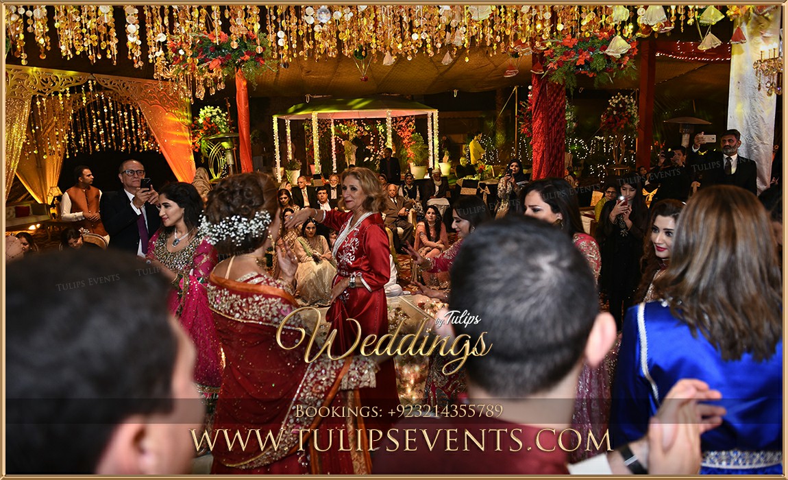 Amazing Pakistani wedding Mehndi stage decoration ideas (2)
