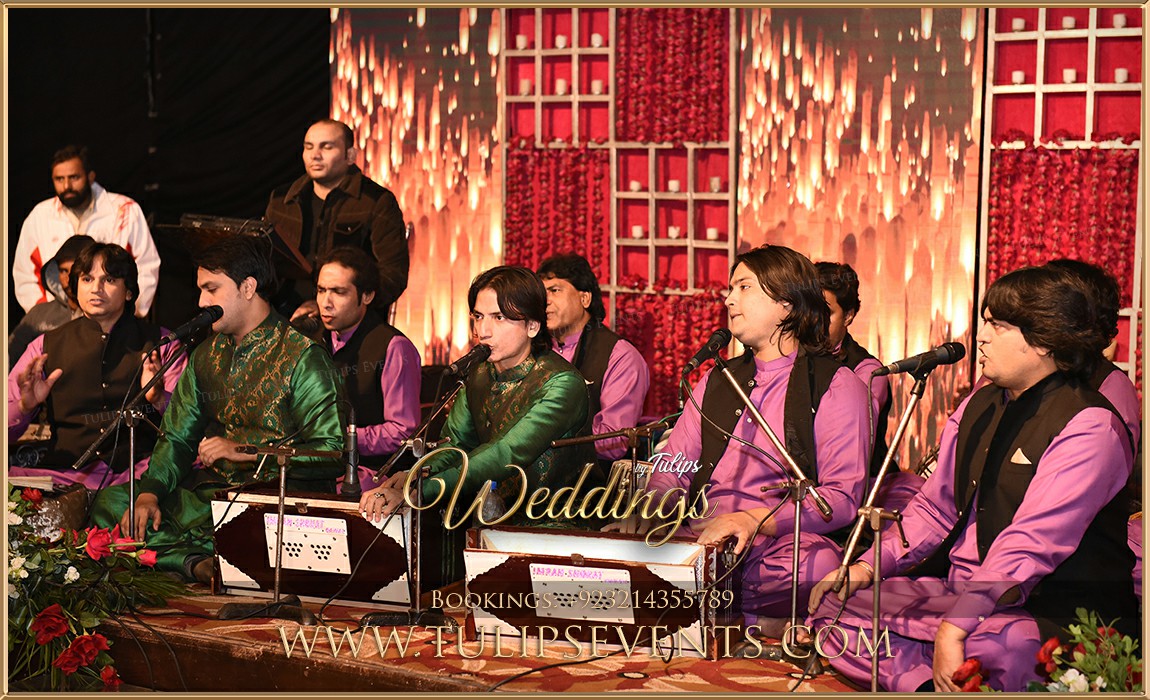 Amazing Pakistani wedding Mehndi stage decoration ideas (29)